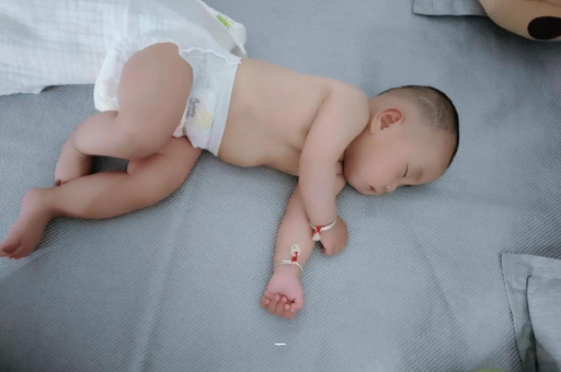 包生男孩正规公司宝宝夏天要穿袜子吗